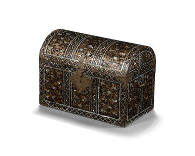 View full screen - View 1 of Lot 260. Beau coffre Namban à décor incrusté de nacre Japon, époque Momoyama, ça 1580 | 日本 安土桃山時期 約1580年 南蠻漆木嵌螺鈿箱 | A mother-of-pearl inlaid lacquer chest, Namban, Japan, Momoyama period, ça 1580.