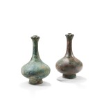 Paire de vases archaïques en bronze à col bulbe, dynastie Han | A pair of archaic bronze garlic-mouth vases, Han dynasty