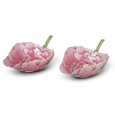View full screen - View 1 of Lot 650. A pair of molded famille-rose 'lotus' cups, Qing dynasty, 19th century | 清十九世紀 粉彩荷花形盃一對.