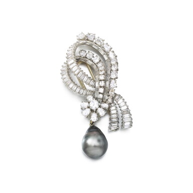 View full screen - View 1 of Lot 135. Broche perle de culture et diamants | Cultured pearl and diamond brooch.