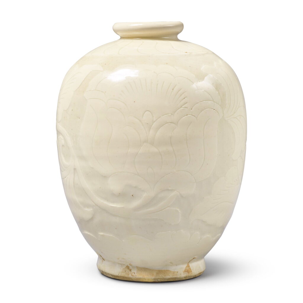 View full screen - View 1 of Lot 323. A rare 'Cizhou' white-glazed sgraffiato 'peony' vase, Northern Song / Jin dynasty | 北宋 / 金 磁州窰白釉剔纏枝牡丹紋瓶.