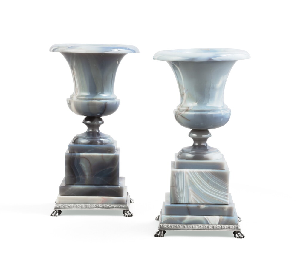 View full screen - View 1 of Lot 15. A pair of Italian agate silver-mounted large vases on pedestal, Buccellati, Milan, 1935-1949 | Paire de grands vases sur leur socle en agate montés en argent, Buccellati, Milan, 1935-1949.