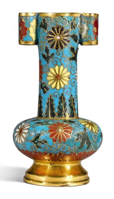 View full screen - View 1 of Lot 260. A SMALL CLOISONNE ENAMEL ARROW VASE MING DYNASTY, 15TH/16TH CENTURY | 明十五/十六世紀 掐絲琺瑯花卉紋貫耳瓶.