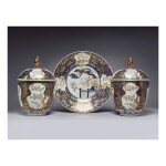 A RARE AND IMPRESSIVE PAIR OF LARGE JAPANESE IMARI TUREENS AND COVERS AND A LARGE DISH EDO PERIOD, 1690-1700 | 伊万里 染付色絵大蓋物 一対 と 染付色絵大皿、江戸時代、1690-1700年頃