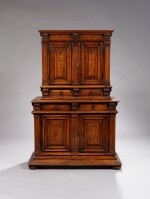 Cabinet à deux corps en noyer mouluré et sculpté, France, fin du XVIe siècle