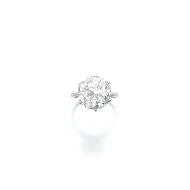 View full screen - View 1 of Lot 573. Diamond ring.