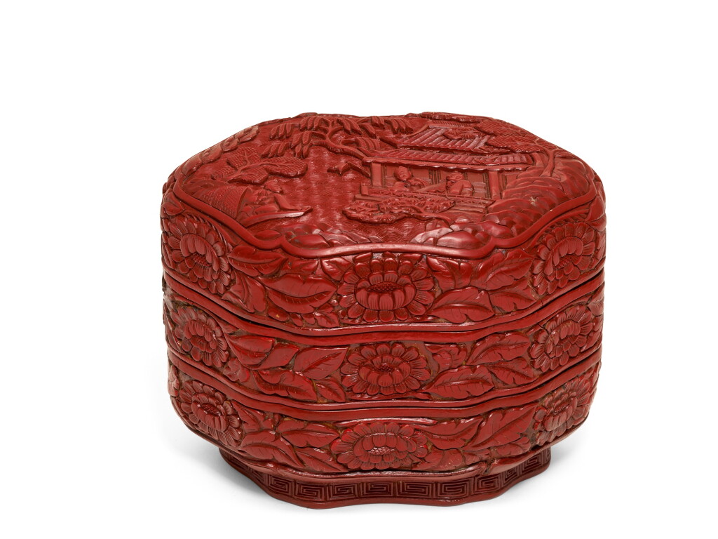 Voir en plein écran - Voir 1 du lot 265. A carved cinnabar lacquer two-tiered box and cover. Ming dynasty, 16th century | 明十六世紀 剔紅群賢雅集圖方勝形二層蓋盒.