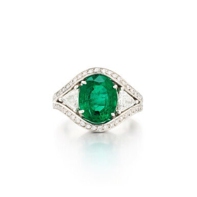 View full screen - View 1 of Lot 251. Bague émeraude et diamants | Emerald and diamond ring.