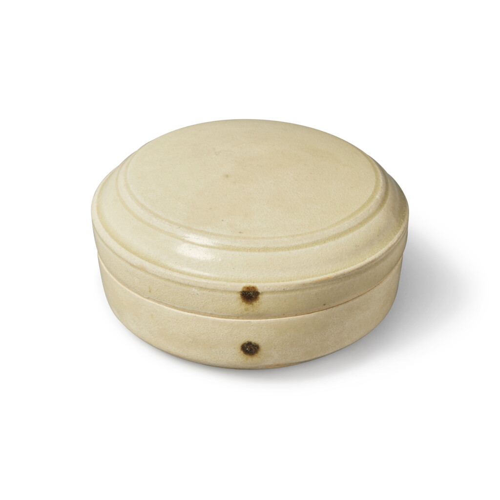 View full screen - View 1 of Lot 491. A brown-decorated white-glazed box and cover, Tang / Five dynasties | 唐 / 五代 褐斑白釉蓋盒.
