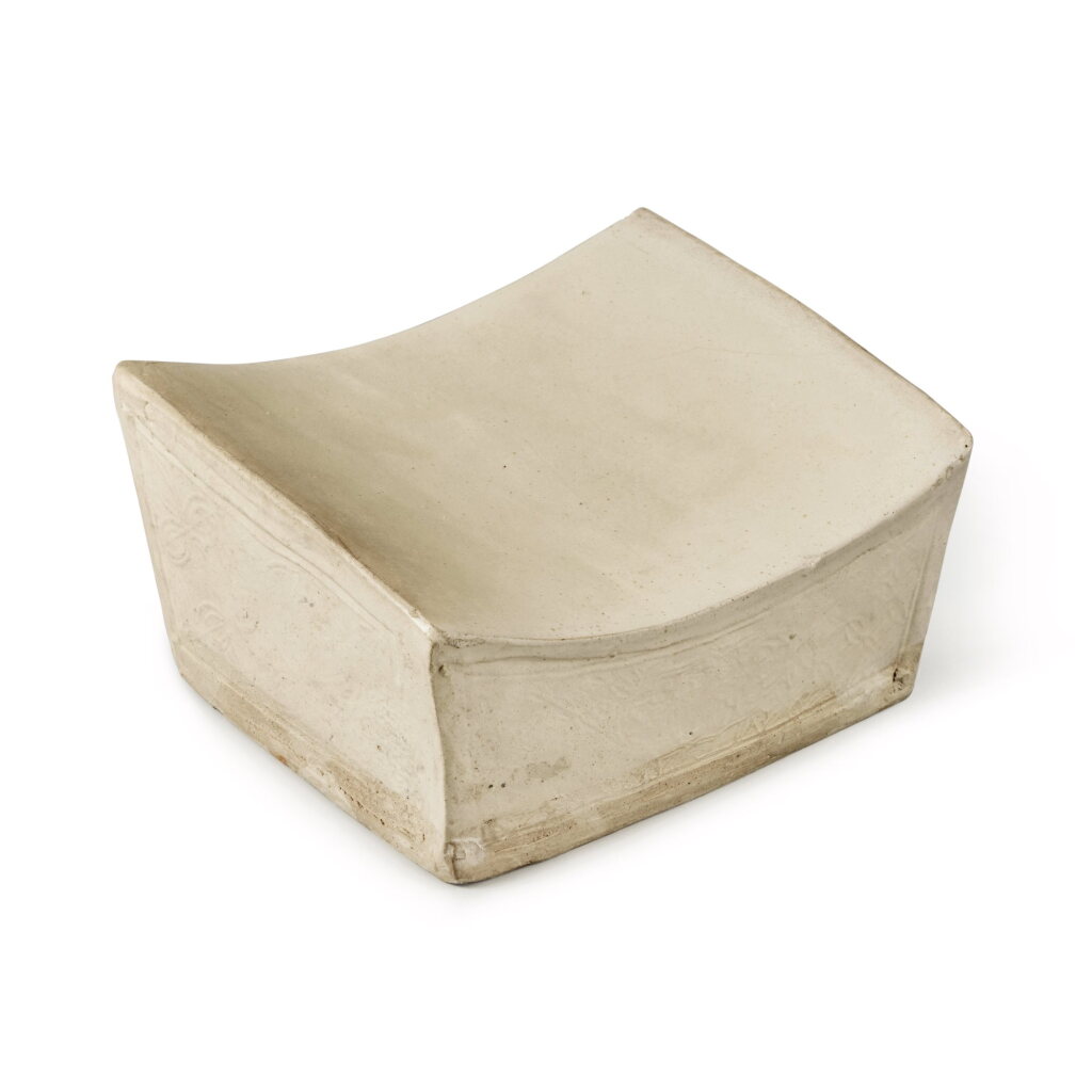 Voir en plein écran - Voir 1 du lot 23. A molded white-glazed 'coins' pillow, Jin dynasty | 金 白釉印花錢紋枕.