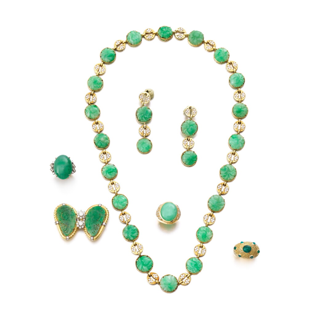 View full screen - View 1 of Lot 109. Ensemble de bijoux jadéite et diamants | Jadeite and diamond set.