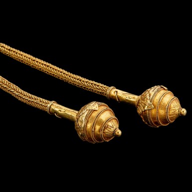View full screen - View 1 of Lot 1075. A woven-wire gold chain with 'lotus bud' terminals Khmer, Angkor period, 12th century | 十二世紀 高棉吳哥王朝 蓮苞首金索鍊.