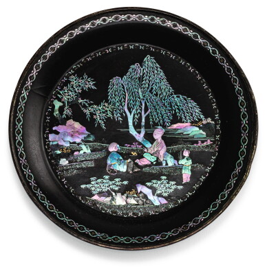 View full screen - View 1 of Lot 36. PETITE COUPE EN LAQUE BURGAUTÉ DYNASTIE QING, ÉPOQUE QIANLONG | 清乾隆 黑漆嵌螺鈿山水人物圖盤 「千里」款 | A small lac-burgaute 'landscape' dish with a two-characters mark to the underside, Qing dynasty, Qianlong period.