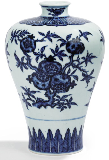 View full screen - View 1 of Lot 90. VASE EN PORCELAINE BLEU BLANC, MEIPING DYNASTIE QING, XVIIIE SIÈCLE | 清十八世紀 青花折枝三多紋梅瓶 | A Ming-style blue and white 'sanduo' meiping, Qing Dynasty, 18th century.