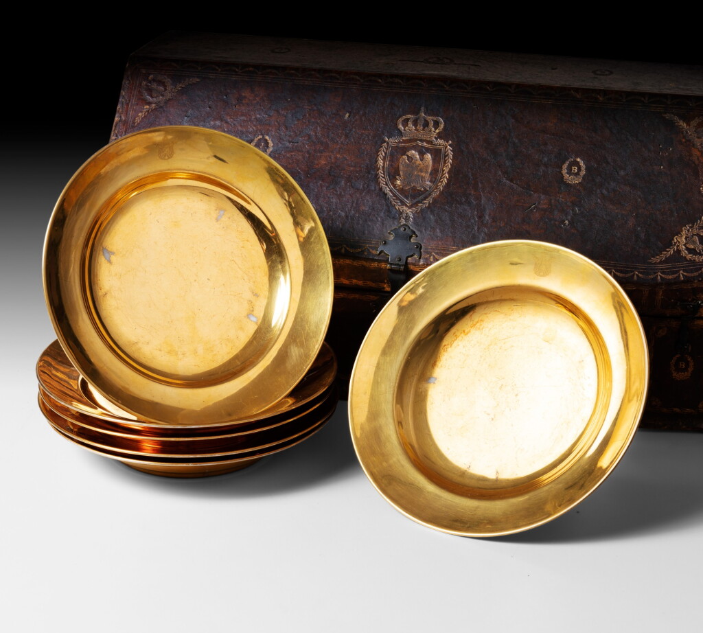 View full screen - View 1 of Lot 5. A set of ten Empire Paris porcelain plates in a presentation case with the monogram of Joseph Bonaparte, early 19th century | Ensemble de six assiettes en porcelaine de Paris dans un coffret rectangulaire au chiffre de Joseph Bonaparte d’époque Empire.