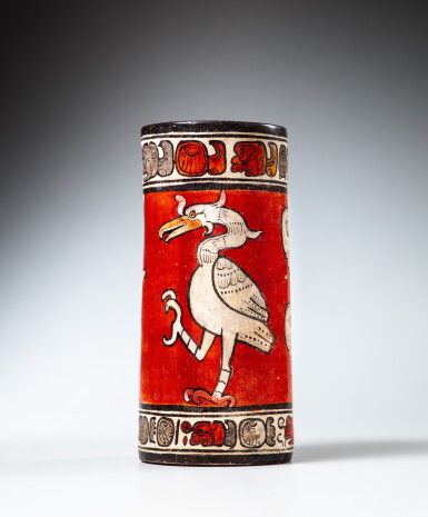 View full screen - View 1 of Lot 27. Grand vase cylindrique, Maya, Classique récent, 600 - 900 ap. J-C. | Tall Maya Cylinder Vase, Late Classic, 600 - 900 AD.