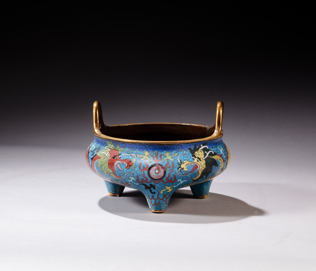 View full screen - View 1 of Lot 47. A cloisonné enamel 'dragon' tripod censer, Qing dynasty, 19th century | 清十九世紀 掐絲琺瑯龍紋三足爐.