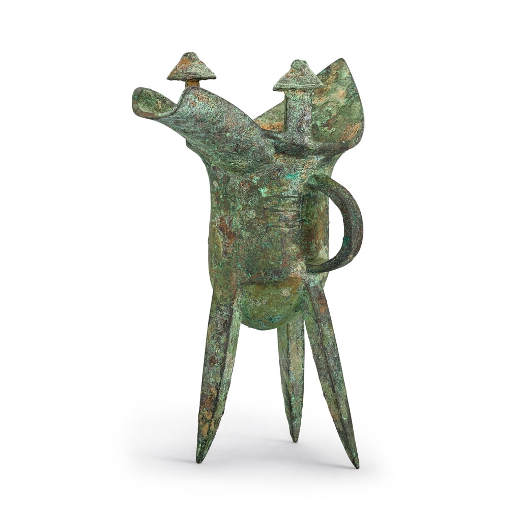 View full screen - View 1 of Lot 728. AN ARCHAIC BRONZE RITUAL WINE VESSEL, JUE LATE SHANG DYNASTY | 商末 青銅爵.