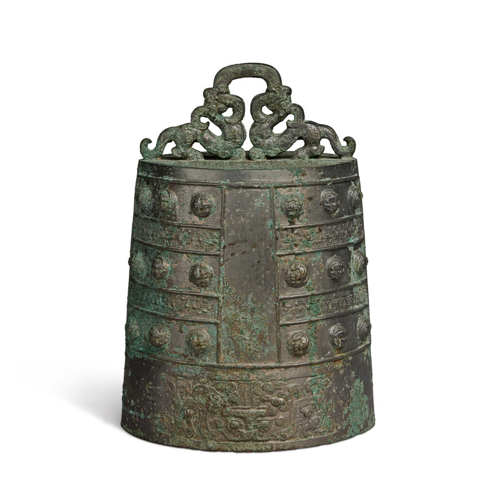 View full screen - View 1 of Lot 39. An archaic bronze bell (Bo), Eastern Zhou Dynasty, Spring and Autumn period | 東周 春秋 青銅蟠螭紋鎛.