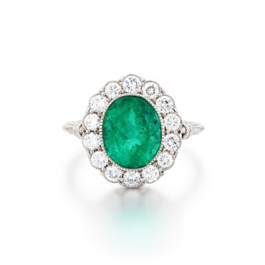 View full screen - View 1 of Lot 739. Bague émeraude et diamants | Emerald and diamond ring.