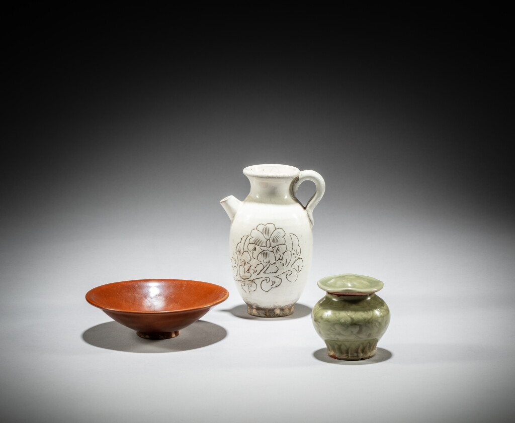 View full screen - View 1 of Lot 46. A 'Longquan' celadon-glazed jarlet and cover, a white-glazed 'Cizhou' carved ewer and a russet-glazed bowl, Song and early Ming dynasty | 宋及明初 龍泉青釉小蓋罐 及 磁州窰白釉刻花卉紋執壺 及 醬釉盌 一組三件.