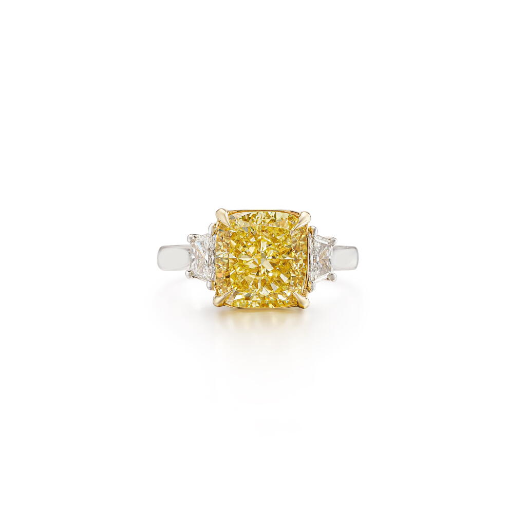 View full screen - View 1 of Lot 1831. Fancy Intense Yellow Diamond and Diamond Ring | 5.15克拉 濃彩黃色鑽石 配 鑽石 戒指.