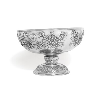 View full screen - View 1 of Lot 14. A large Japanese silver bowl, character marks for silver, late 19th/early 20th century.