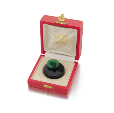 View full screen - View 1 of Lot 23. Black enamel and adventurine quartz pill box (Porta pillole in smalto nero e quarzo avventurina).