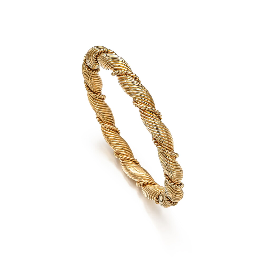View full screen - View 1 of Lot 1604. GOLD BANGLE | 梵克雅寶 | K金 手鐲.