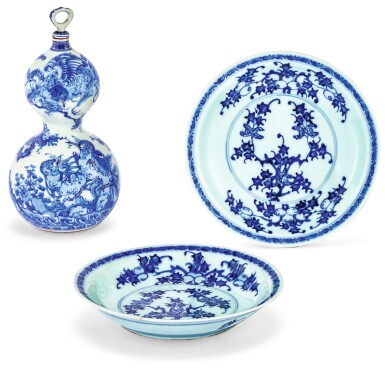 View full screen - View 1 of Lot 133. VASE BLEU BLANC DOUBLE GOURDE ET DEUX ASSIETTES EN PORCELAINE D'ARITA JAPON, ÉPOQUE MEIJI ET ÉPOQUE EDO | 日本 明治時代 青花瑞鳥圖葫蘆瓶《東洋軒平八製》款 及 江戸時代 有田焼青花花果圖盤一對 |A blue and white double gourd vase signed Tôyôken Heiachi sei, Japan, Meiji period and two Arita blue and white floral dishes, Japan, Edo period .
