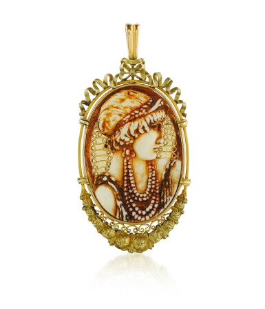 View full screen - View 1 of Lot 34. Pendentif ivoire et écaille de tortue | Ivory and tortoiseshell pendant.