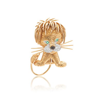 View full screen - View 1 of Lot 771. Gold, emerald, onyx and diamond brooch, ‘Lion Ébouriffé’.