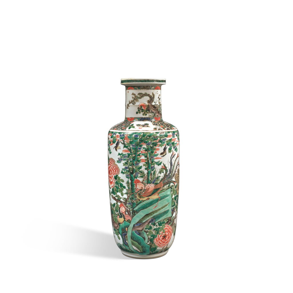 View full screen - View 1 of Lot 402. A famille-verte 'phoenixes and birds' rouleau vase, Qing dynasty, Kangxi period | 清康熙 五彩百鳥朝鳳圖棒槌瓶.