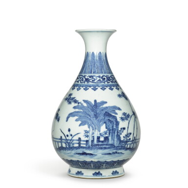 View full screen - View 1 of Lot 236. A blue and white ‘garden’ vase, yuhuchunping, Mark and period of Daoguang | 清道光 青花庭園圖玉壺春瓶《大清道光年製》款.