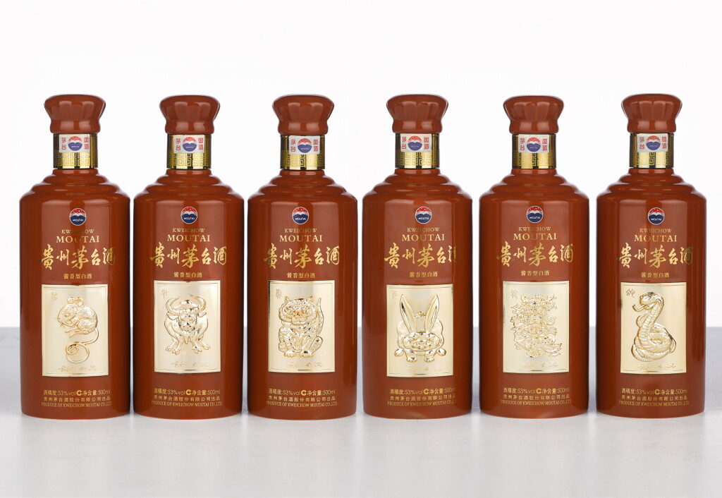 View full screen - View 1 of Lot 5568. 2012年產十二生肖貴州茅台酒(酒標黃永玉設計)Chinese Zodiac Limited Edition Set Moutai designed by Huang Yongyu 2012 (12 BT50).