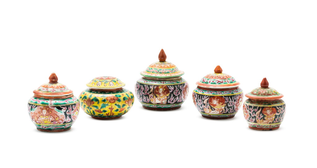 View full screen - View 1 of Lot 97. Four small ‘benjarong’ and a small famille rose jars and covers China for the the Kingdom of Siam, 19th century | 十九世紀 外銷暹羅班加隆蓋罐及粉彩蓋罐一組五件.