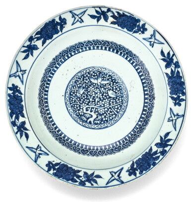 View full screen - View 1 of Lot 10. GRAND PLAT EN PORCELAINE BLEU BLANC DYNASTIE MING, XVIE SIÈCLE | 明十六世紀 青花花鳥紋折沿盤 《大明宣德年製》仿款 | A blue and white decorated charger, Ming Dynasty, 16th century.