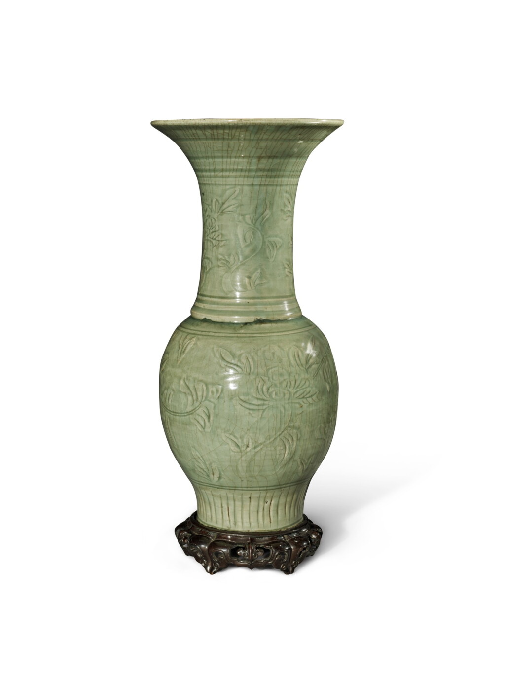 Voir en plein écran - Voir 1 du lot 542. A carved 'Longquan' celadon-glazed 'peony' vase, Late Ming dynasty | 明末 龍泉窰青釉刻牡丹紋鳳尾尊.