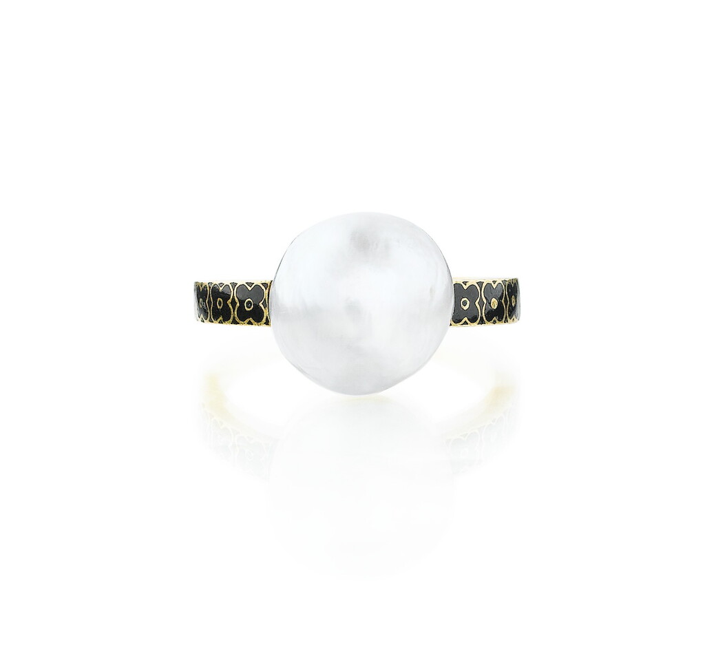 View full screen - View 1 of Lot 16. Bague perle de culture et émail, “Trèfles” | Cultured pearl and enamel ring, 'Clovers'.