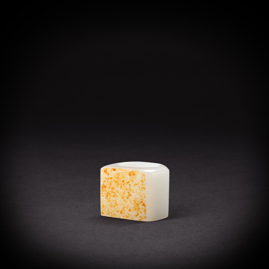 Voir en plein écran - Voir 1 du lot 3553. A white and russet jade thumb ring, Qing dynasty, 18th - 19th century | 清十八至十九世紀 白玉扳指.