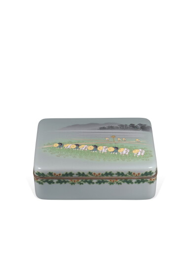 View full screen - View 1 of Lot 126. A CLOISONNÉ BOX AND COVER, TAISHO PERIOD, 20TH CENTURY.