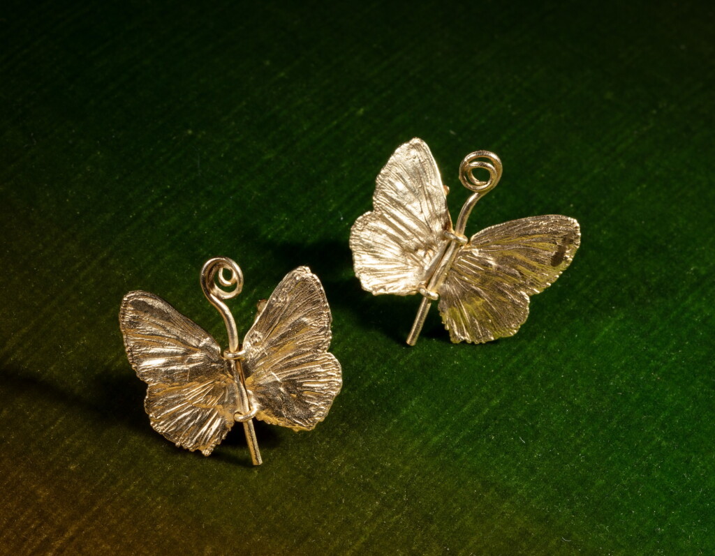 View full screen - View 1 of Lot 2. Paire de boucles d'oreilles Papillon, petit modèle.