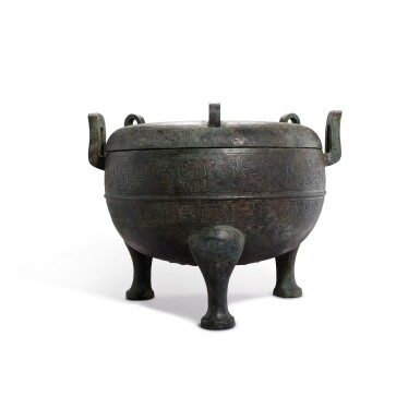 View full screen - View 1 of Lot 721. A bronze ritual food vessel and cover, ding, Eastern Zhou dynasty, Spring and Autumn period | 東周春秋 青銅蟠虺紋三足蓋鼎 .