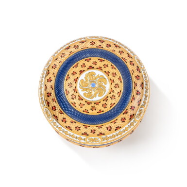 View full screen - View 1 of Lot 302. A decorative gold and enamel bonbonniere, 19th century | Bonbonnière en or et émail, XIXe siècle.