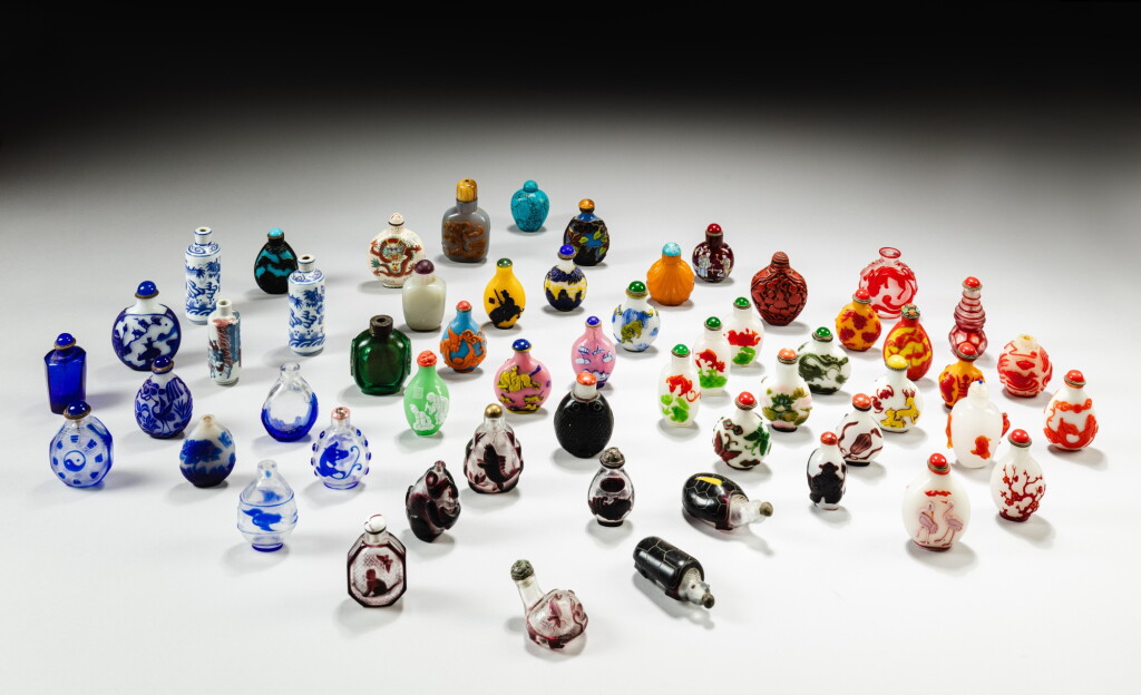 View full screen - View 1 of Lot 75. A group of 55 snuff bottles, Qing dynasty and 20th century | 清及二十世紀 鼻煙壺一組五十五件.