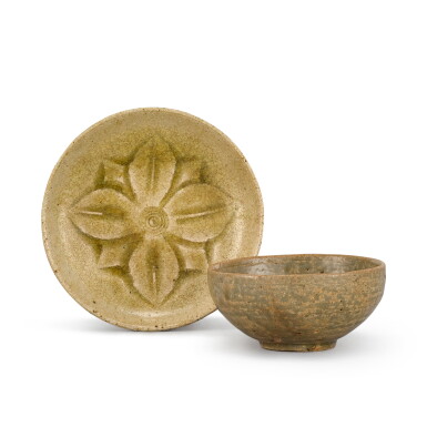 View full screen - View 1 of Lot 407. A YUE CELADON CARVED 'FLORAL' DISH AND A CELADON CARVED 'FLORAL' CUP SUI - TANG DYNASTY | 隋至唐 越窰青釉刻花卉紋盤、青釉刻花卉紋歛口盞一組兩件.