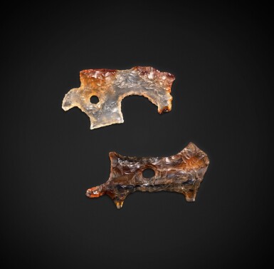View full screen - View 1 of Lot 98. Two agate minimalist animal carvings Neolithic period, Hongshan culture | 新石器時代 紅山文化瑪瑙雕動物形飾件兩件.