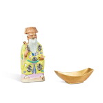 An enamelled figure of the God of Wealth and a gilt-enamelled tea boat, Republican period | 民國 粉彩財神坐像 及 金彩茶船