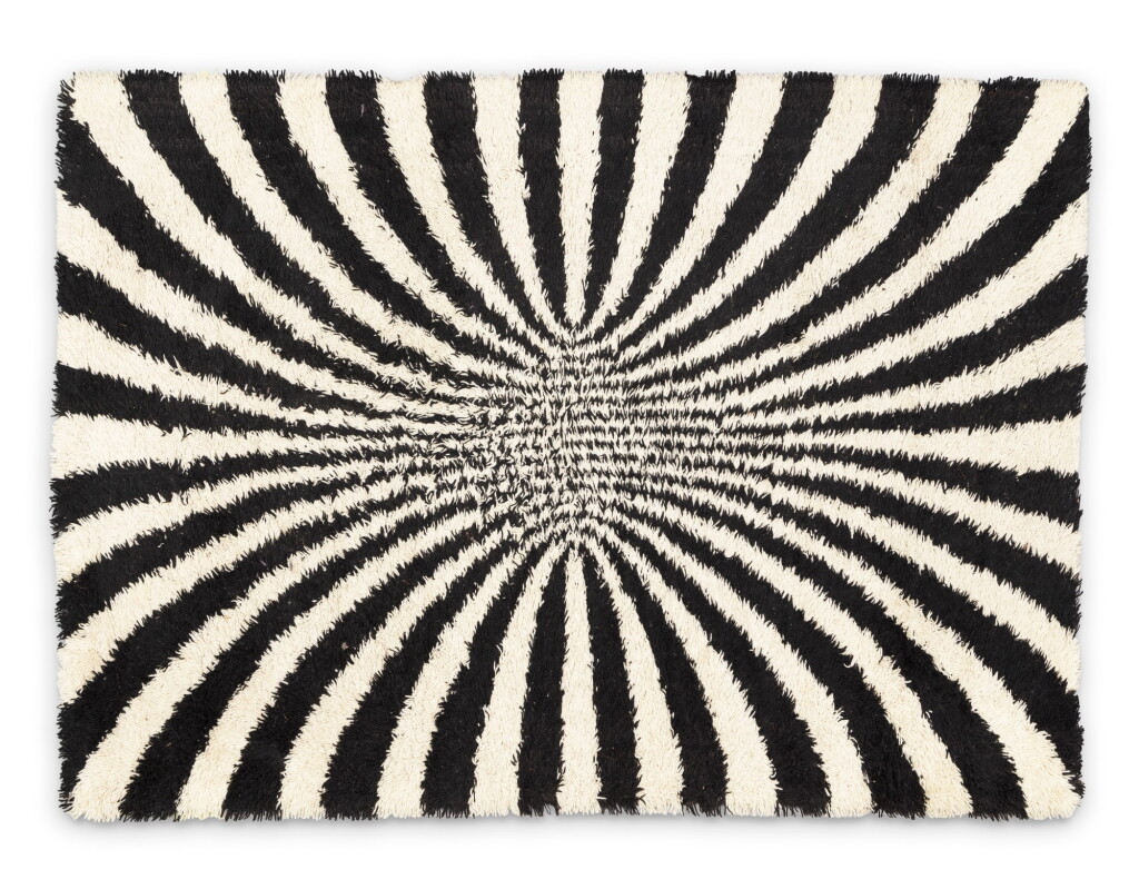 View full screen - View 1 of Lot 176. Tapis Sunrise, le modèle créé en 1965.