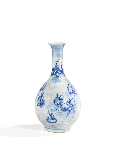 View full screen - View 1 of Lot 10. VASE BOUTEILLE EN PORCELAINE BLEU BLANC ET ROUGE DE CUIVRE DYNASTIE QING, XIXE SIÈCLE | 清十九世紀 青花釉裡紅八仙過海圖長頸瓶 | A blue and white and copper-red decorated bottle vase, Qing Dynasty, 19th century.